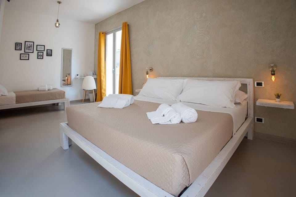 Bed, Photo of the whole room, towels
