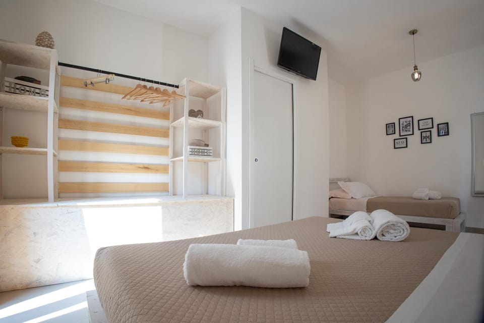 Bed, TV and multimedia, Photo of the whole room, towels