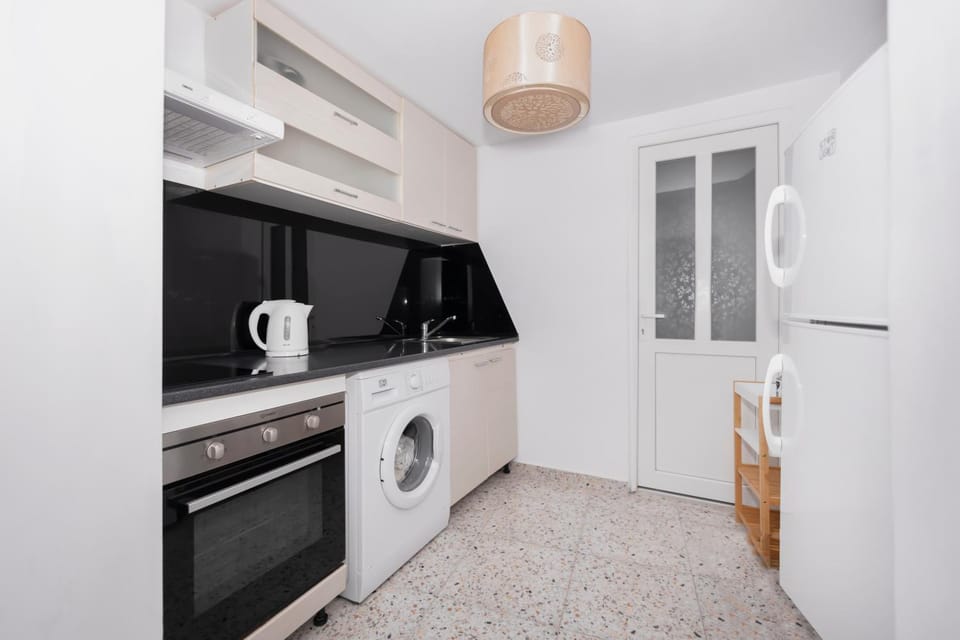 Coffee/tea facilities, Kitchen or kitchenette, oven, washing machine