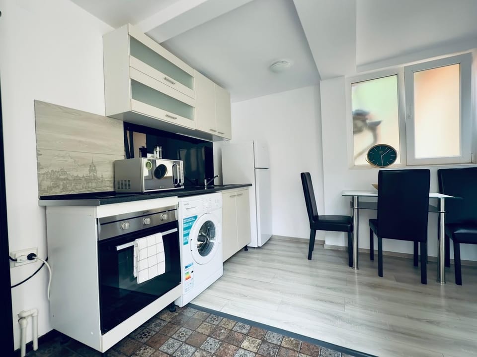 Coffee/tea facilities, Dining area, microwave, oven, stove, washing machine, kitchen