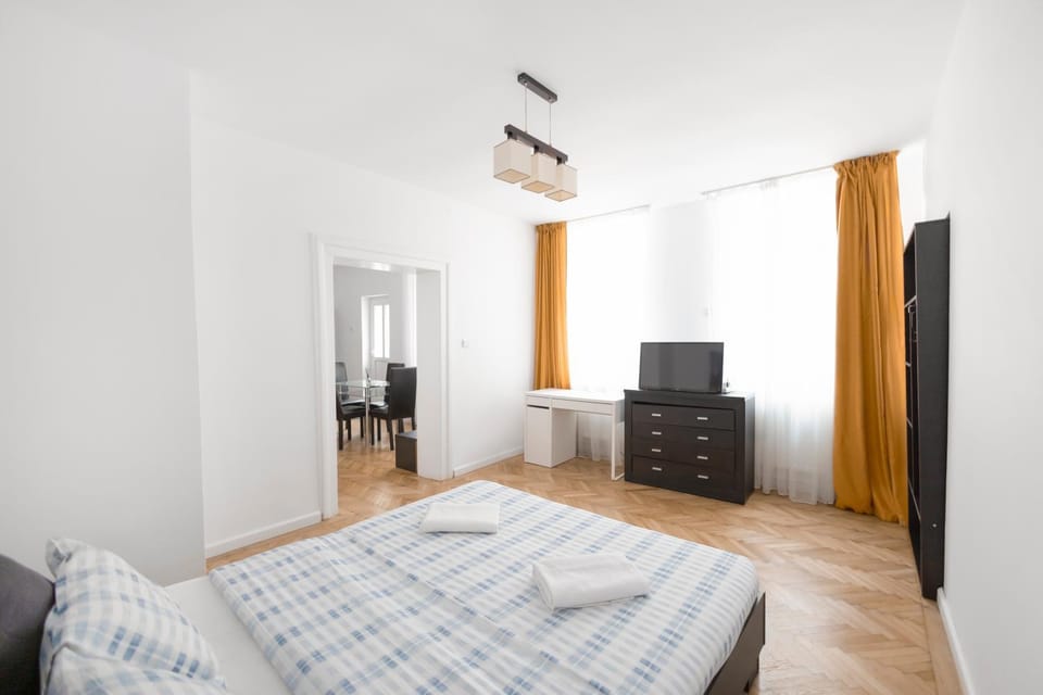 Bed, TV and multimedia, Photo of the whole room, Evening entertainment, Bedroom