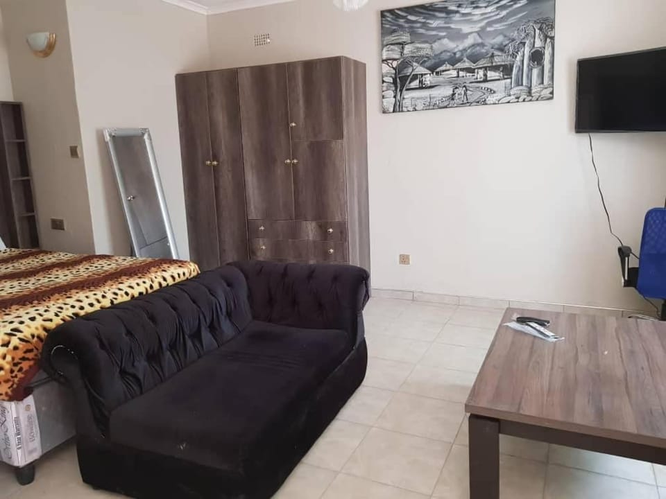 Neat 1 Bed Studio with pool access in Glen Lorne Apartment in Harare