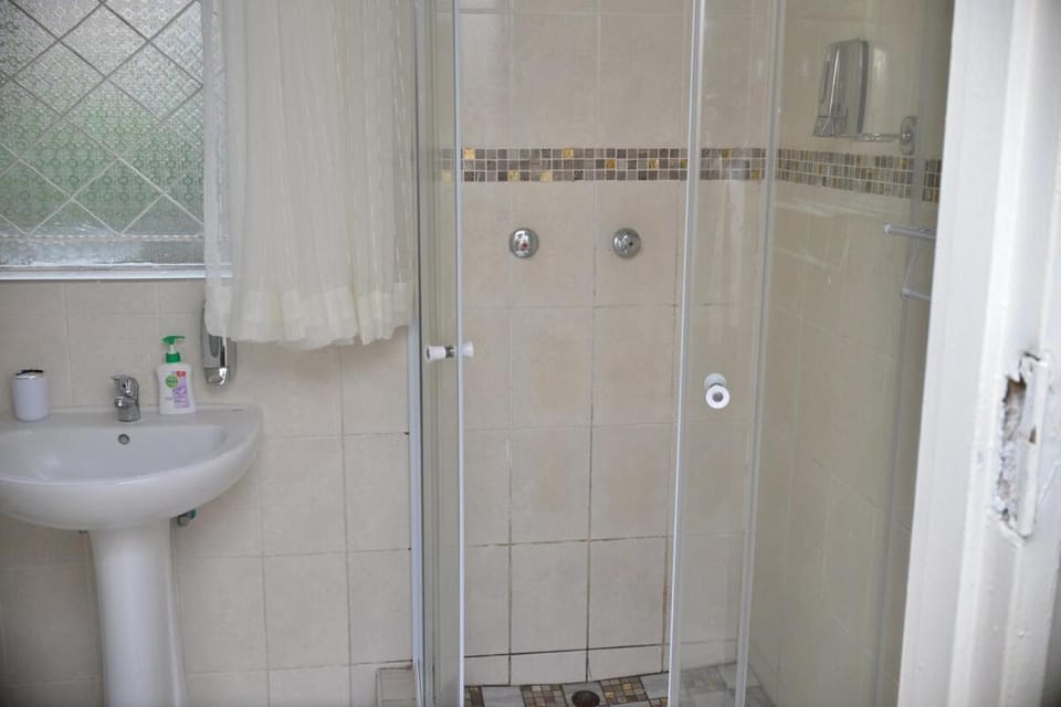 Neat 1 Bed Studio with pool access in Glen Lorne Apartment in Harare