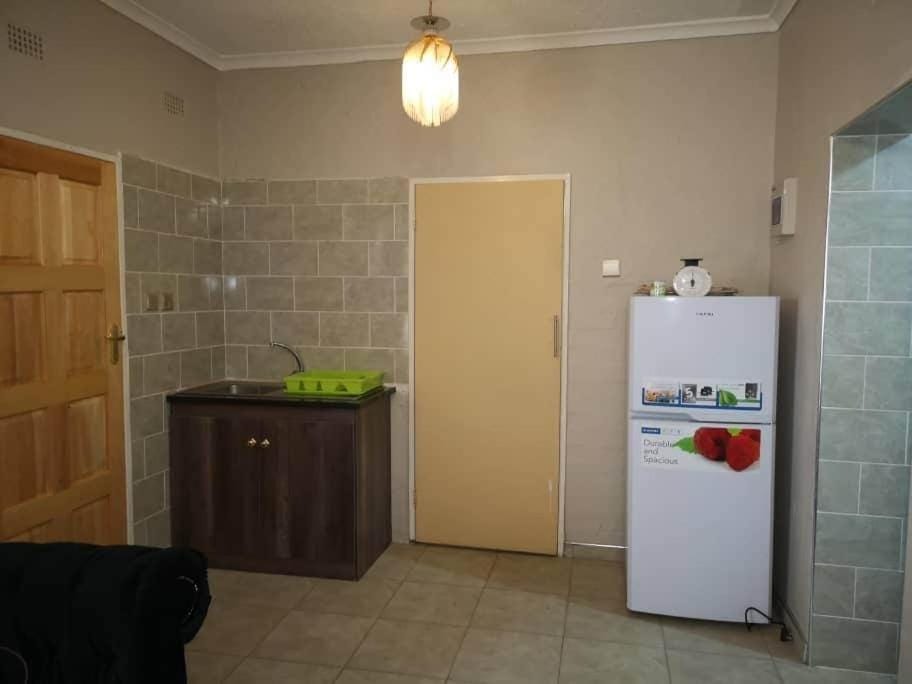 Neat 1 Bed Studio with pool access in Glen Lorne Apartment in Harare