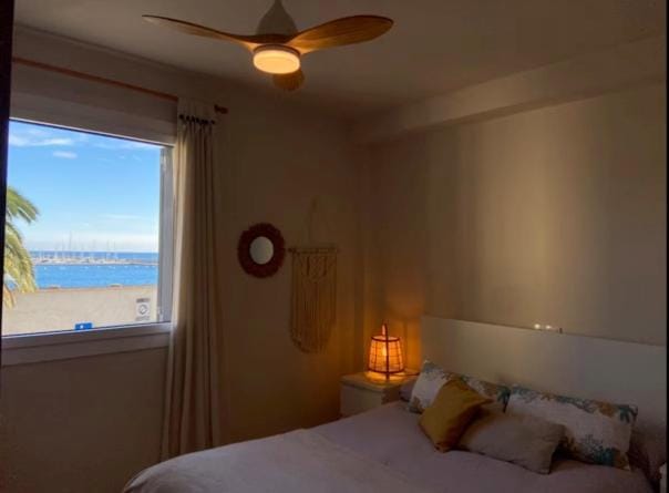 Beachfront, Sea views, Terrace and Parking! Apartment in Baix Empordà