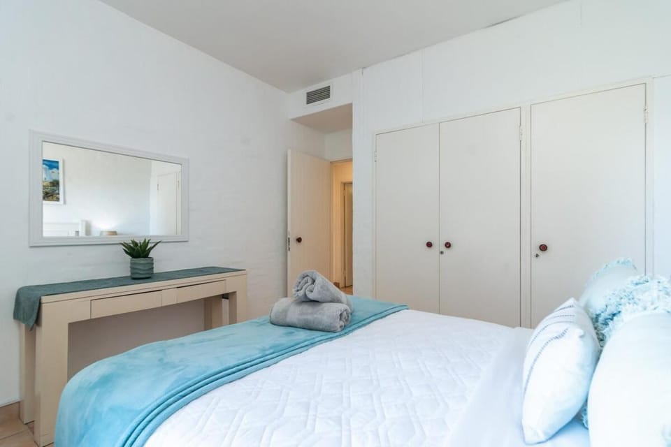 Relaxing Seaside Escape at 2 Perissa Apartment in Dolphin Coast
