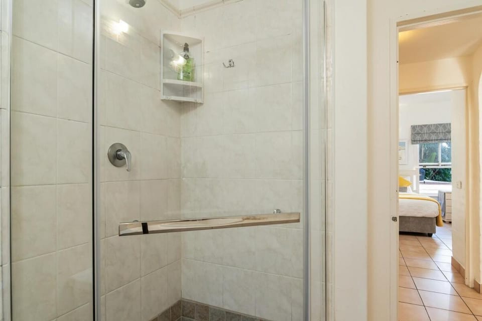 Relaxing Seaside Escape at 2 Perissa Apartment in Dolphin Coast