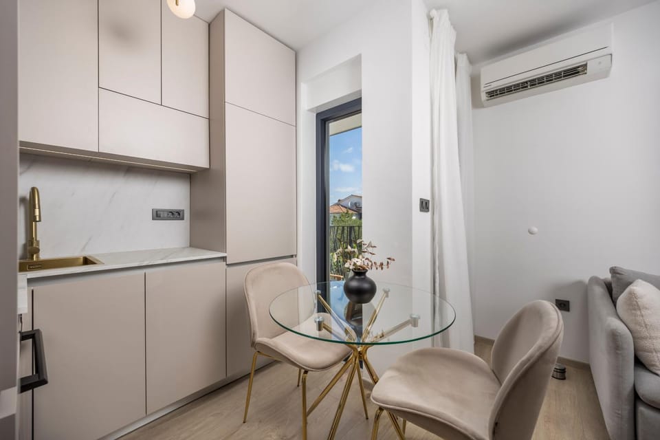 Kitchen or kitchenette, Dining area, air conditioner