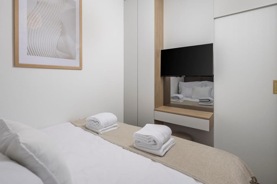 Bed, Bedroom, towels