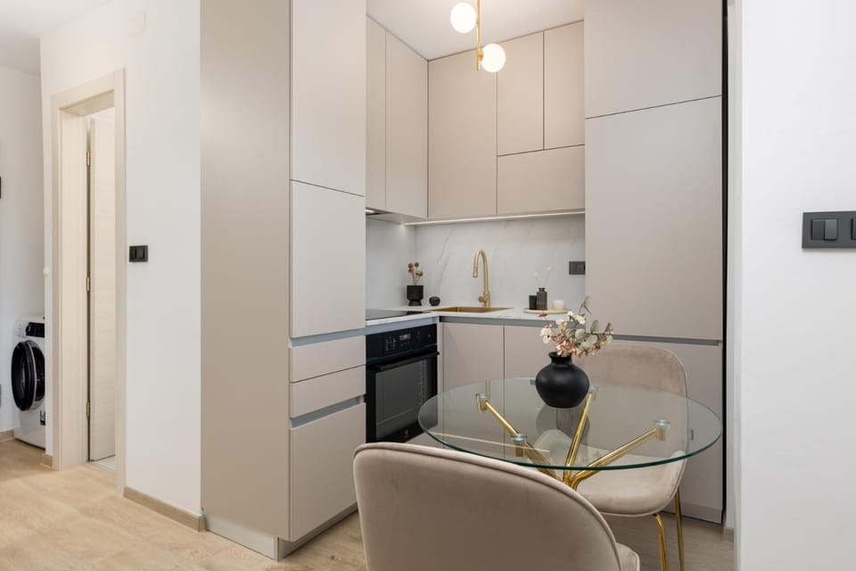 Kitchen or kitchenette, Dining area, dishwasher, oven, stove, toaster, washing machine
