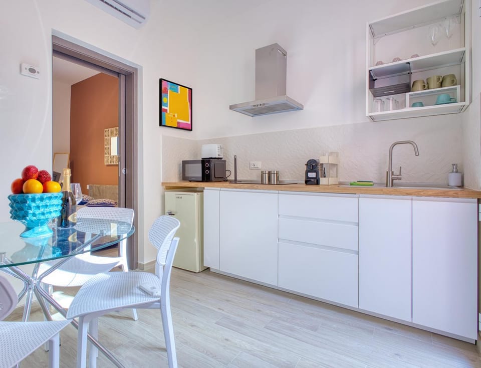 Kitchen or kitchenette, Dining area