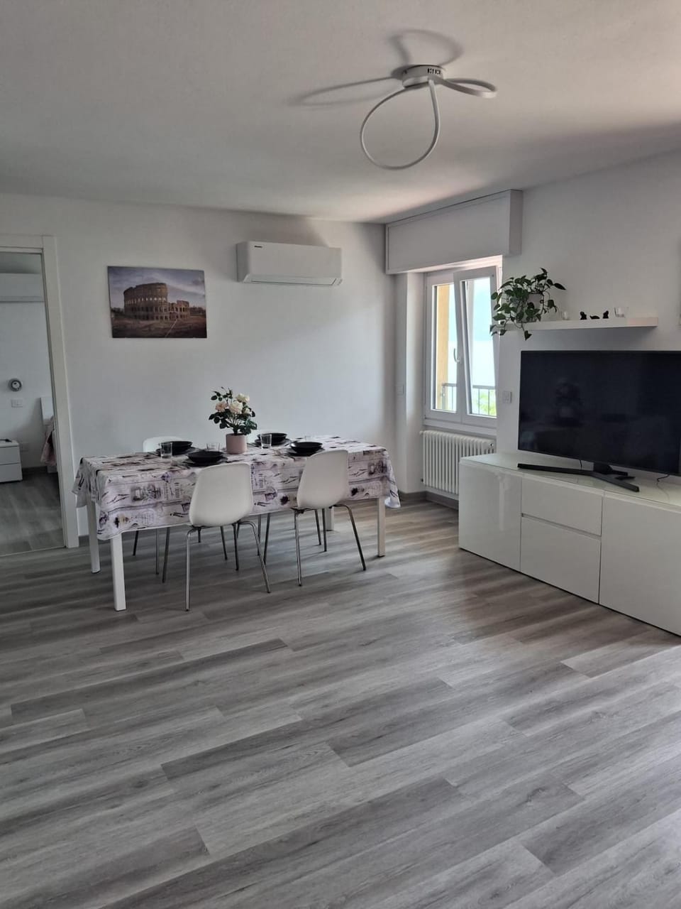 Kitchen or kitchenette, Seating area, Dining area