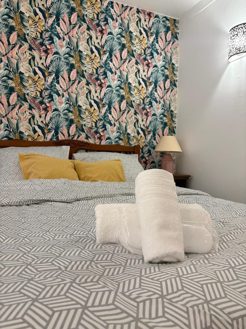 Bed, towels
