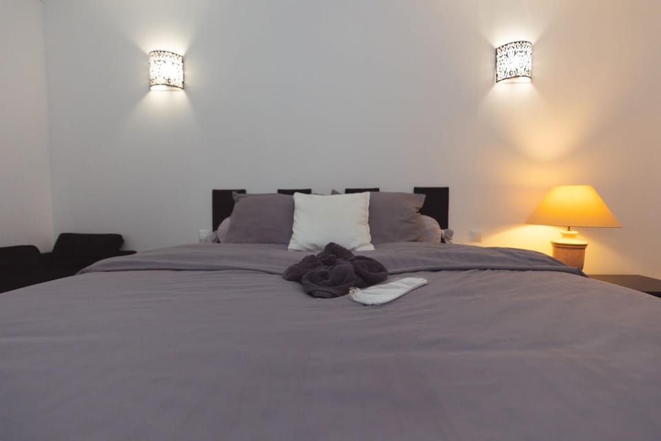 Bed, towels