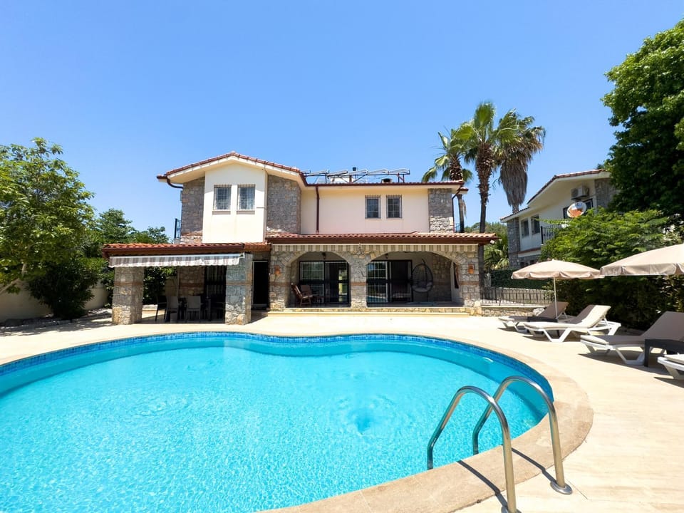 Property building, Day, Swimming pool, sunbed