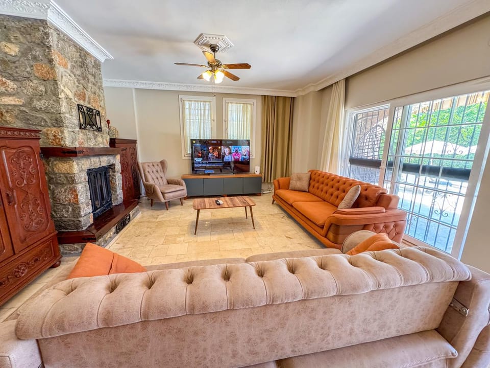 Communal lounge/ TV room, TV and multimedia, Living room, Seating area, fireplace