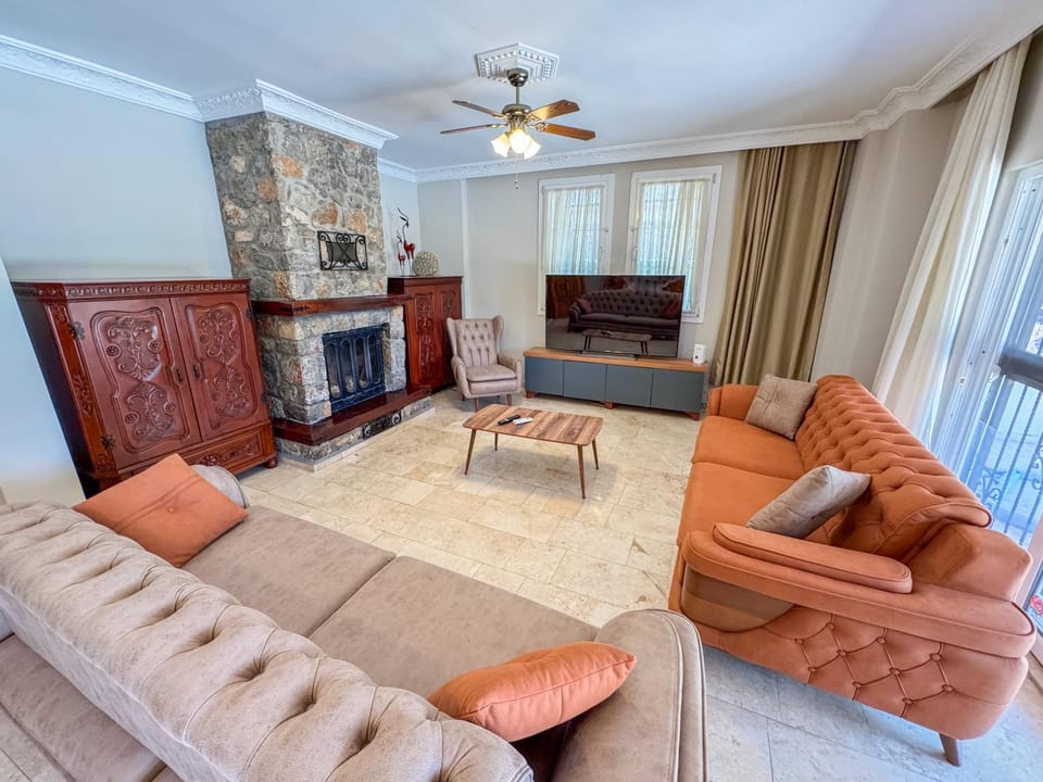 Communal lounge/ TV room, TV and multimedia, Living room, Decorative detail, Seating area, fireplace