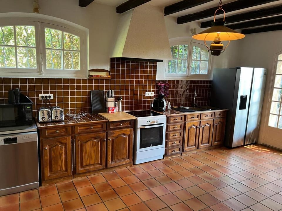 Kitchen or kitchenette, dishwasher, oven, stove