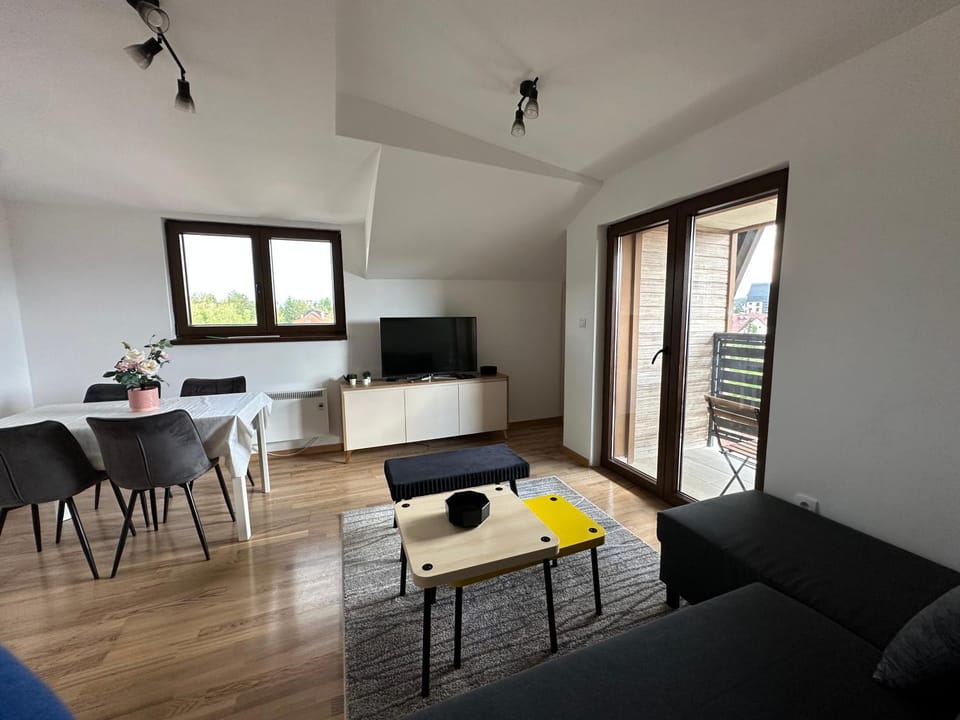 TV and multimedia, Kitchen or kitchenette, Living room, Seating area, Dining area