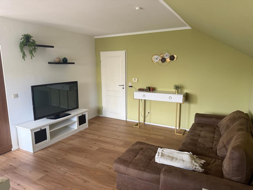 TV and multimedia, Living room, Evening entertainment