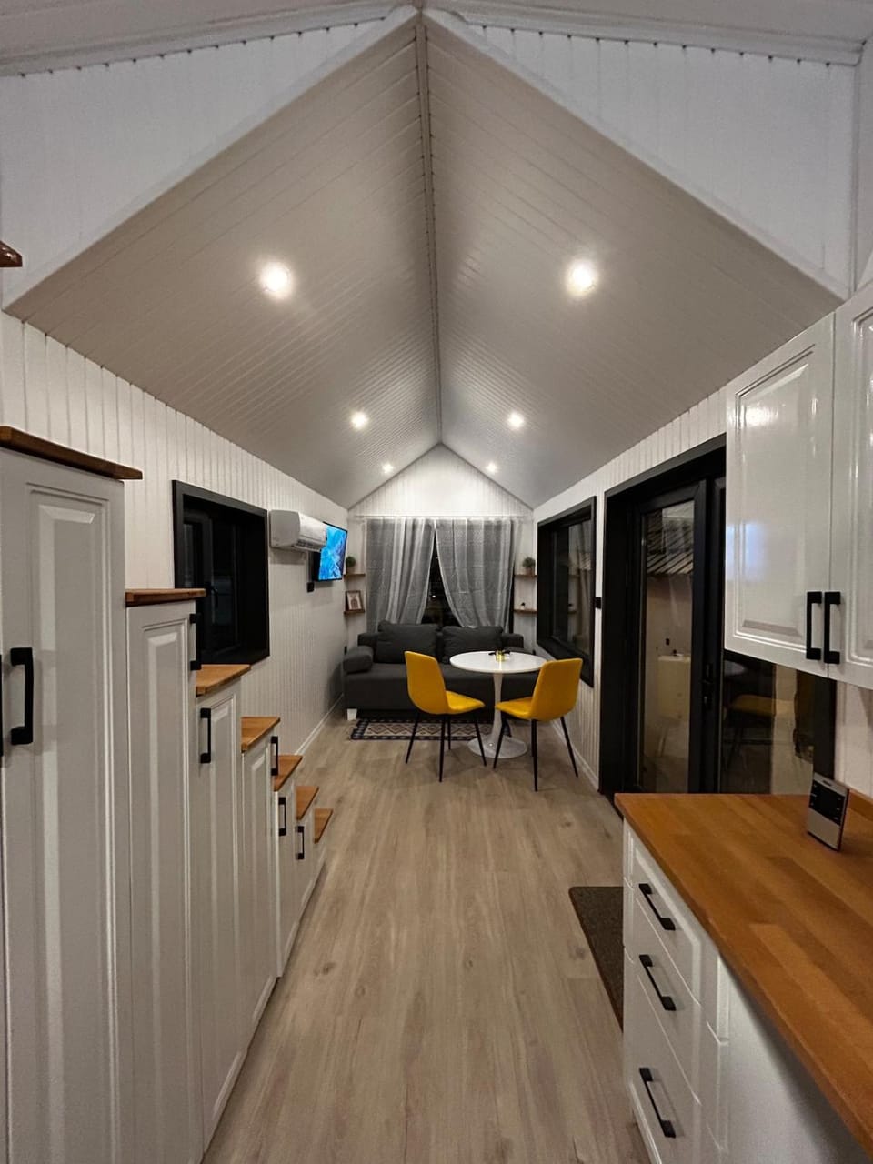 TV and multimedia, Kitchen or kitchenette, Living room, Seating area