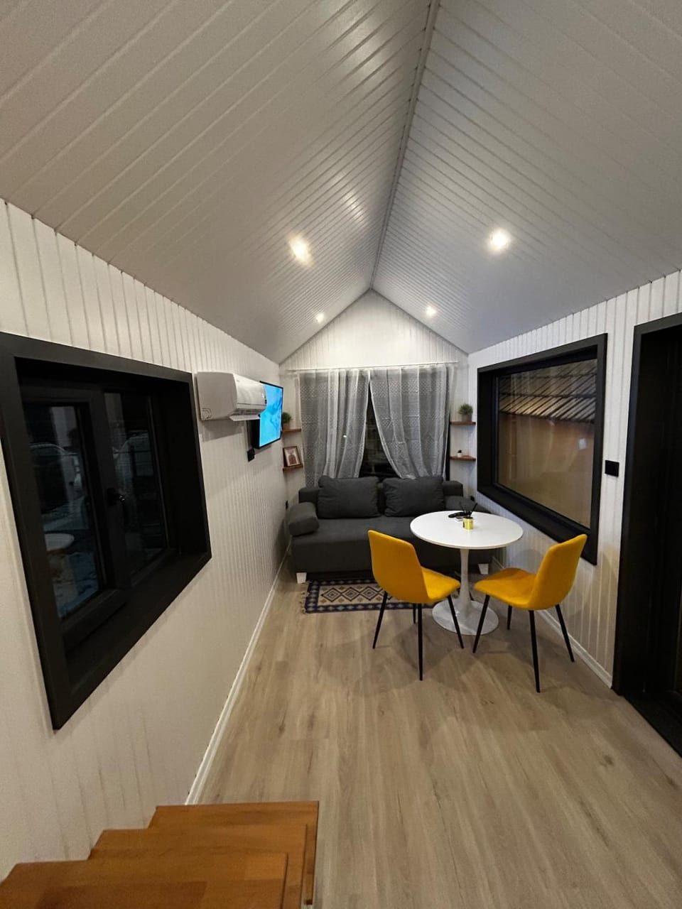 TV and multimedia, Living room, Seating area, Dining area