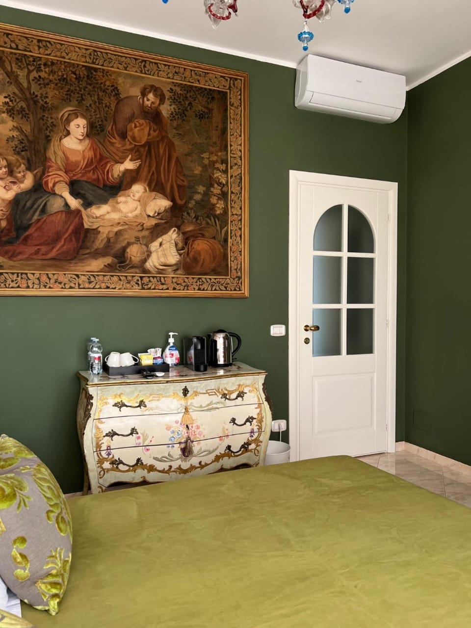 Bed, Photo of the whole room, Decorative detail, Bedroom