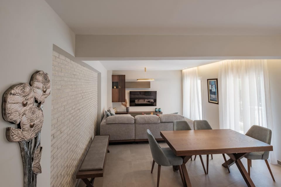 TV and multimedia, Living room, Seating area, Dining area