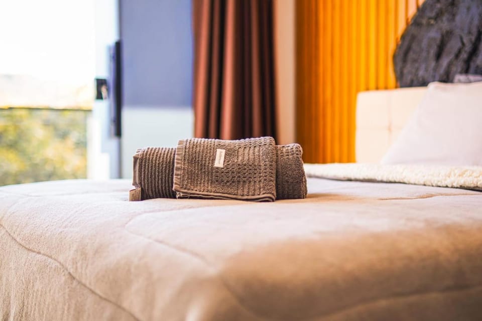 Bed, towels