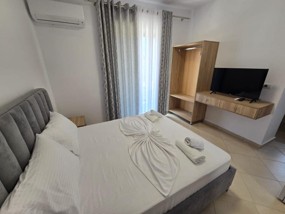 Bed, TV and multimedia, Photo of the whole room, Bedroom, towels, wardrobe, air conditioner