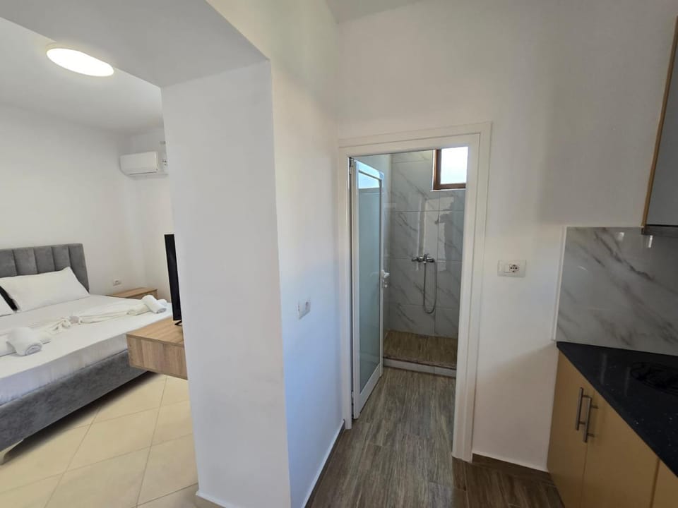 Bed, Bathroom, Kitchen or kitchenette, Photo of the whole room, Bedroom, towels, air conditioner