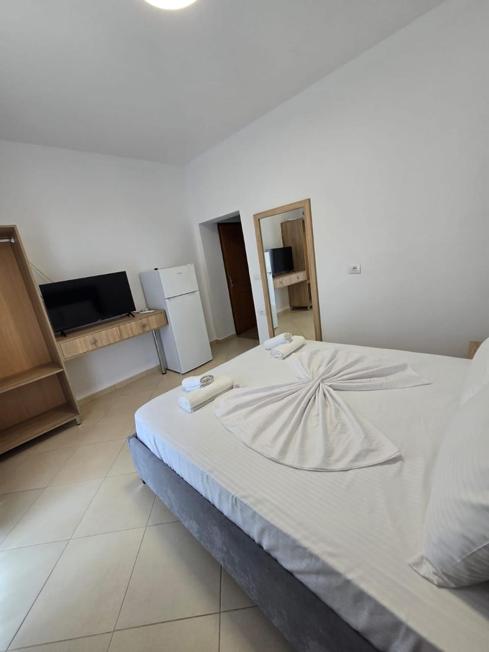 Bed, TV and multimedia, Photo of the whole room, Bedroom, towels, wardrobe