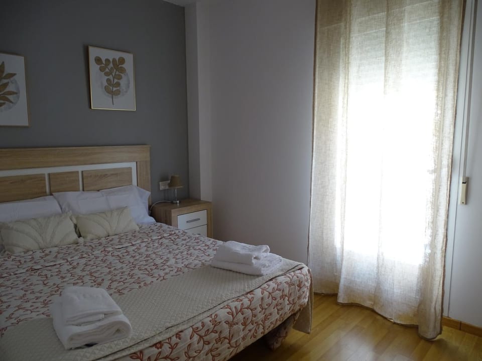 Bedroom, heating, storage, towels, wardrobe, air conditioner