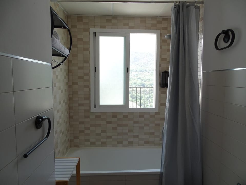 Bathroom, Mountain view, Bath, bidet, towels