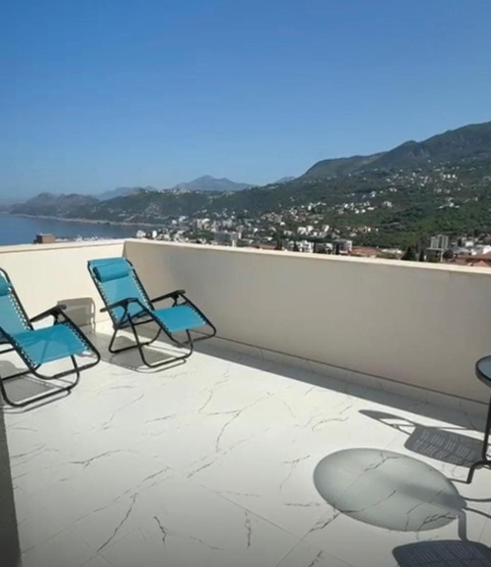 View (from property/room), Balcony/Terrace, Seating area, Mountain view, sunbed