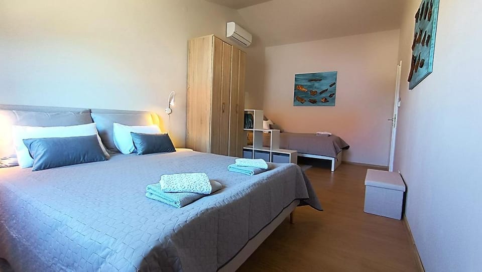 Bed, Balcony/Terrace, Photo of the whole room, Bedroom, cot, towels, air conditioner, air conditioner