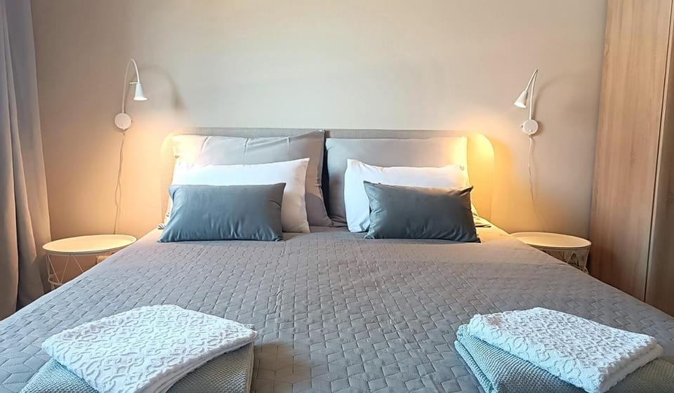 Bed, Photo of the whole room, Bedroom, towels, towels