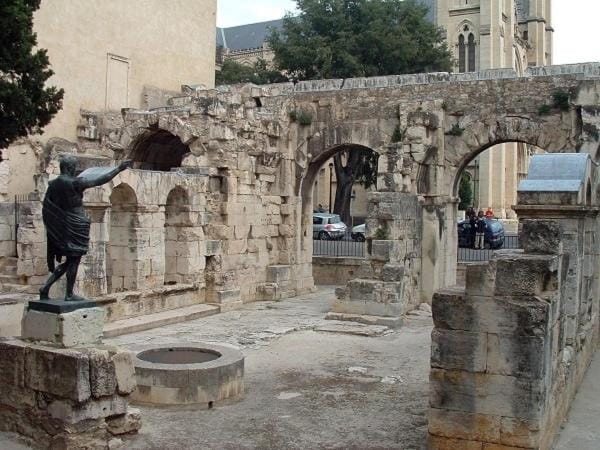 large studio near train station, very central Apartment in Nimes
