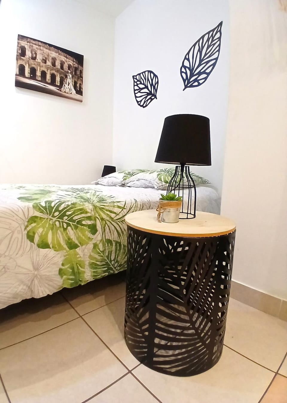 large studio near train station, very central Apartment in Nimes