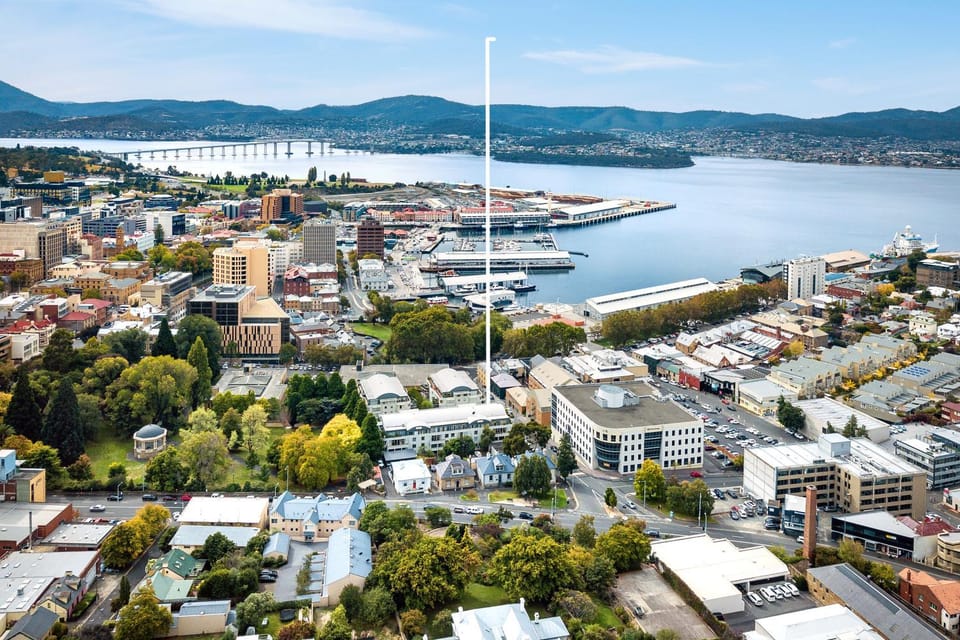 Bird's eye view, Location