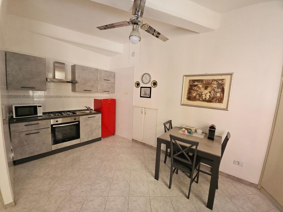 Kitchen or kitchenette, Dining area, stove