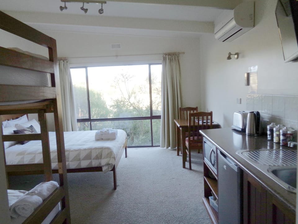 Kitchen or kitchenette, Bedroom