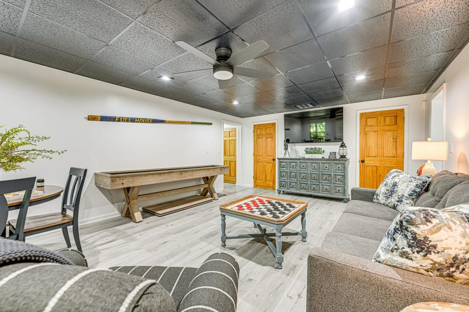 5 Mi to Dtwn Hiawassee: Creek-Front Home w/ Deck House in Georgia