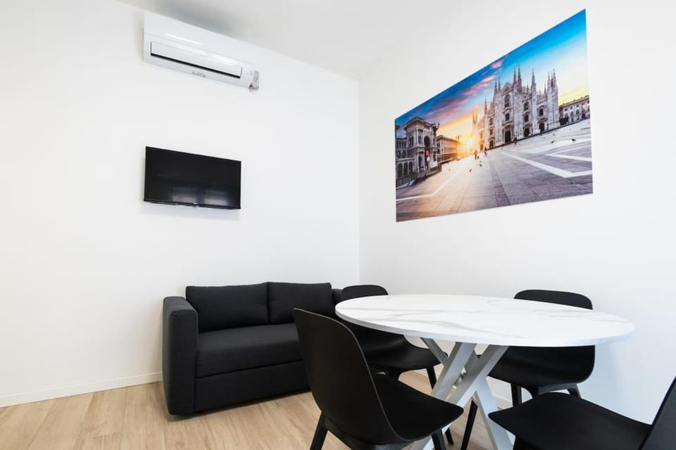 Communal lounge/ TV room, TV and multimedia, Living room, Seating area, Dining area, Evening entertainment, air conditioner