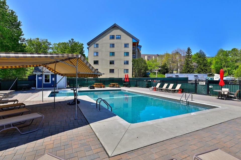 Ski, Hike, Relax - 2BR Killington Condo with Balcony and Free Shuttle House in Mendon
