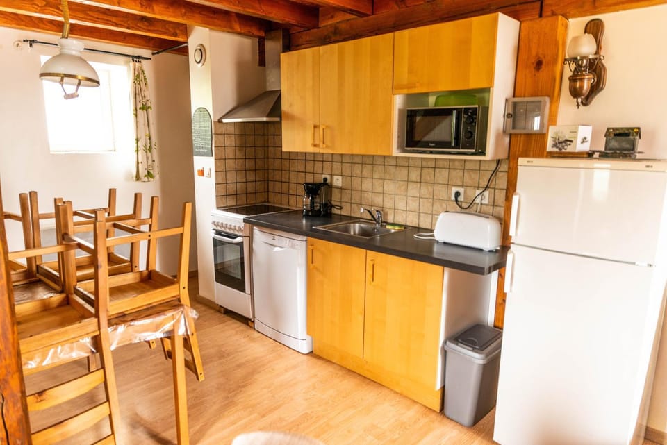 Kitchen or kitchenette, Dining area, dishwasher, oven, pet friendly, stove, toaster