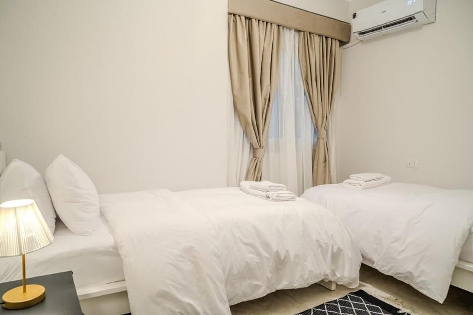 Cozy Luxe Stay - Outdoor Patio Apartment in New Cairo City