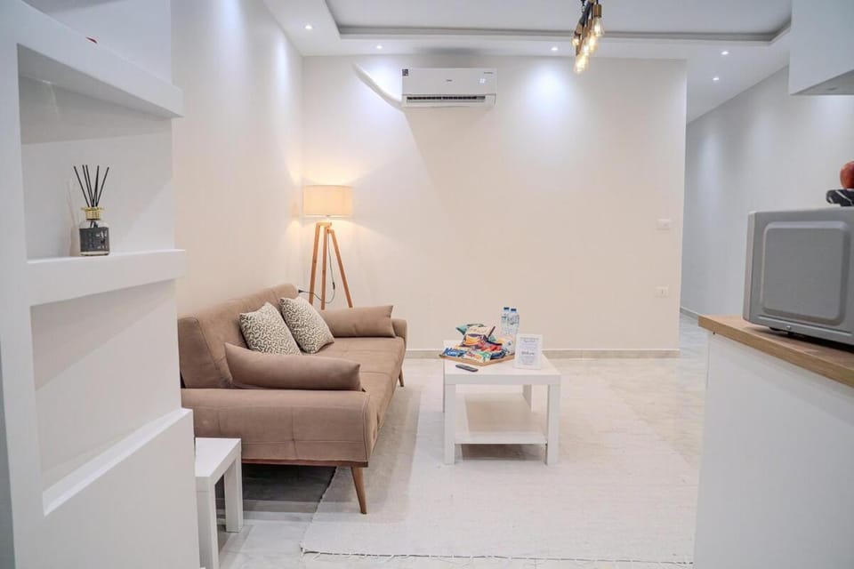 Cozy Luxe Stay - Outdoor Patio Apartment in New Cairo City