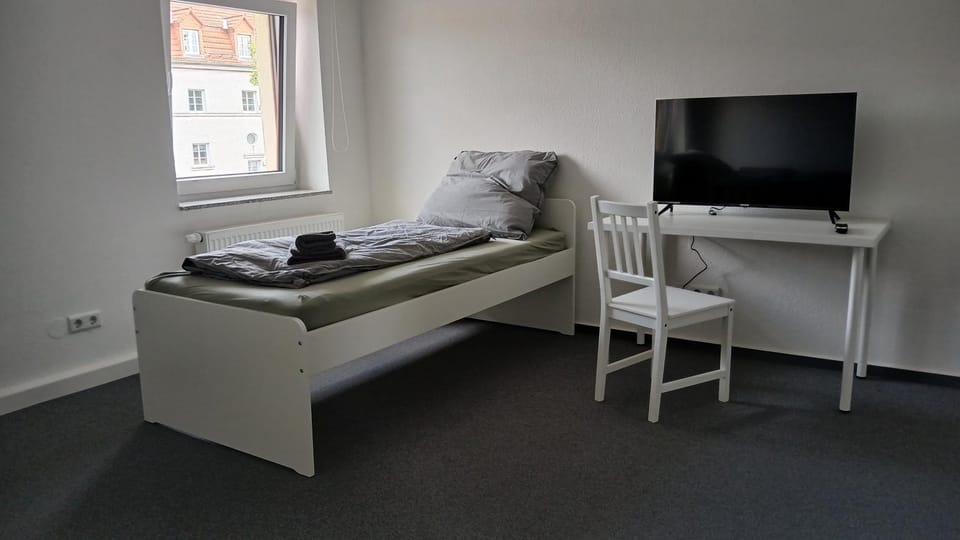 Bed, TV and multimedia, Seating area, Bedroom, towels