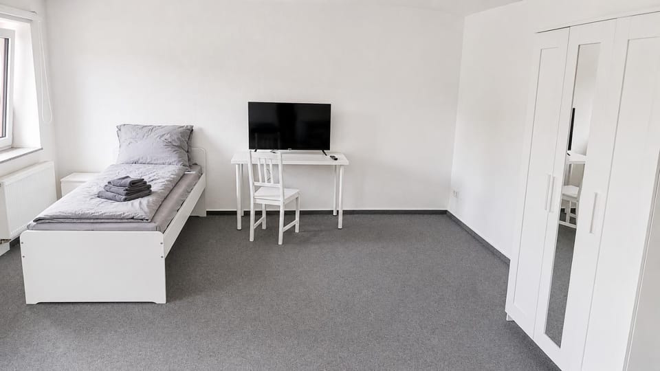Bed, TV and multimedia, Photo of the whole room, Seating area, Bedroom, internet, towels, wardrobe